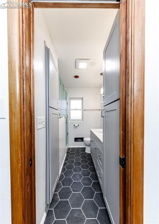 Image 33 of 50: Bathroom