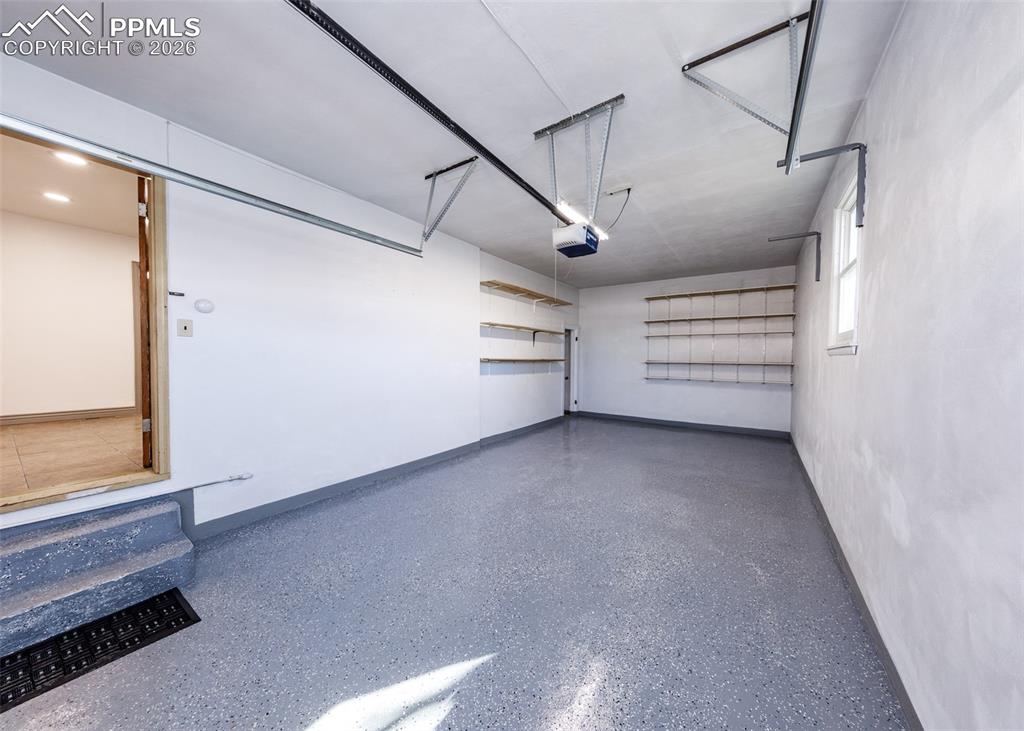 Image 42 of 50: Garage