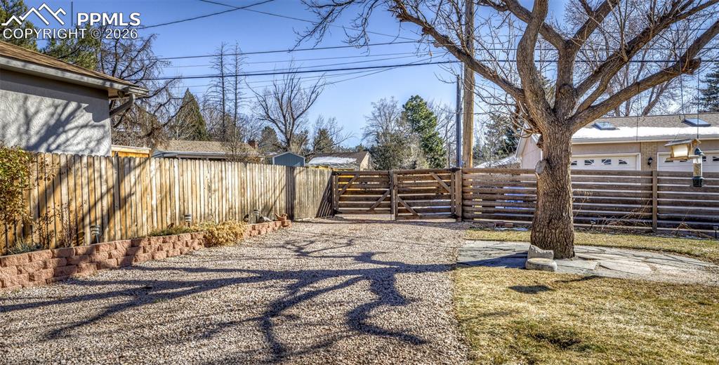 Image 49 of 50: Yard