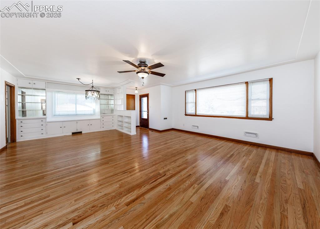 Image 8 of 50: Living Room