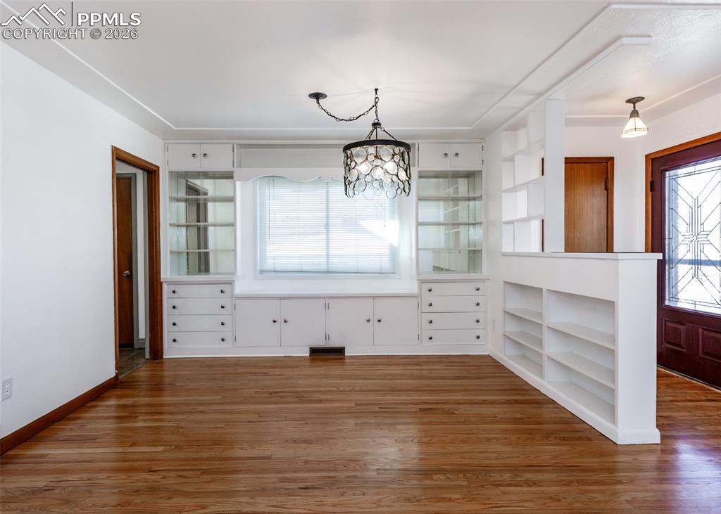 Image 9 of 50: Dining Area