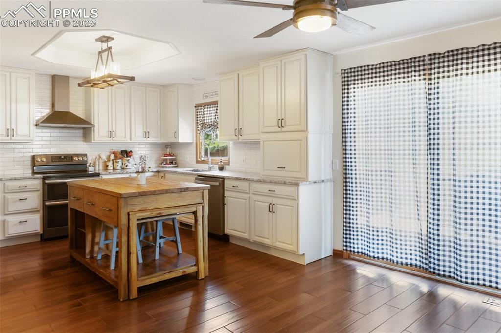 Image 17 of 37: Kitchen