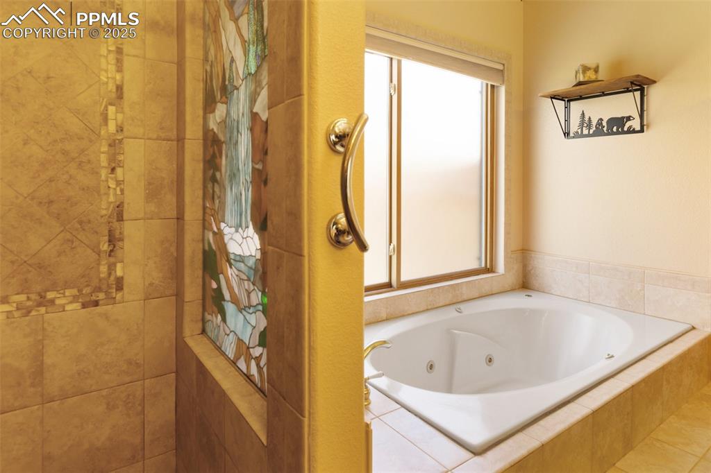 Image 22 of 37: Master - jetted soaking tub