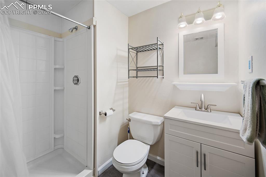 Image 22 of 26: Bathroom