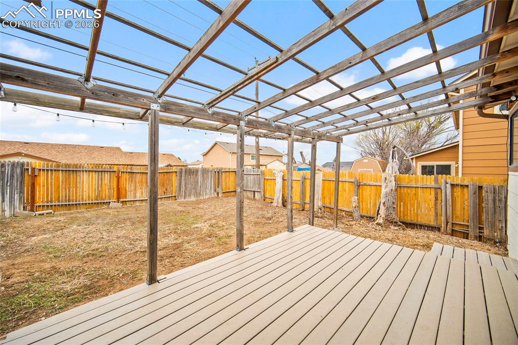 Image 23 of 26: Deck