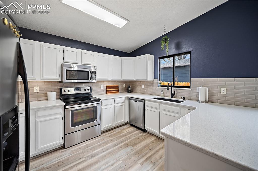 Image 6 of 26: Kitchen