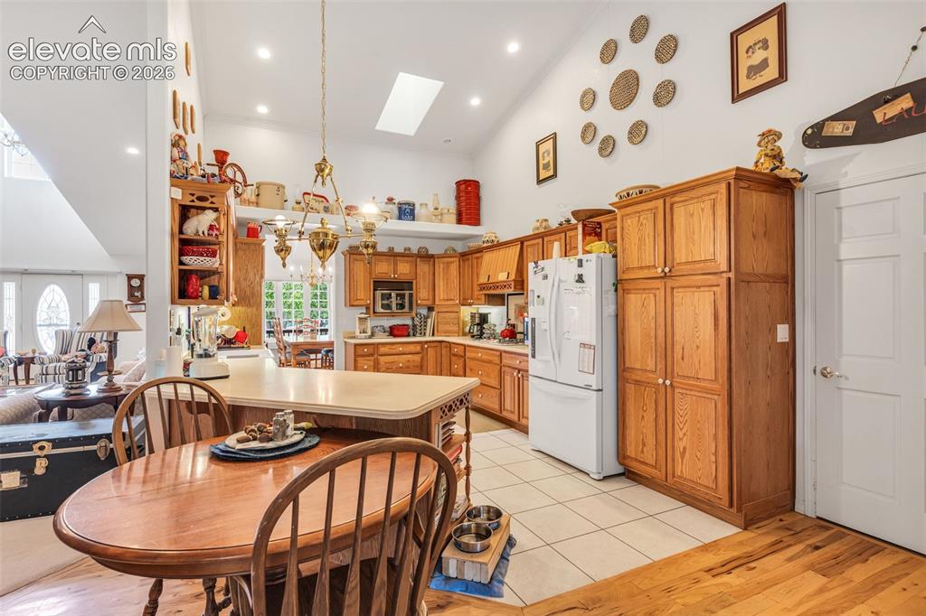 Image 14 of 43: Kitchen
