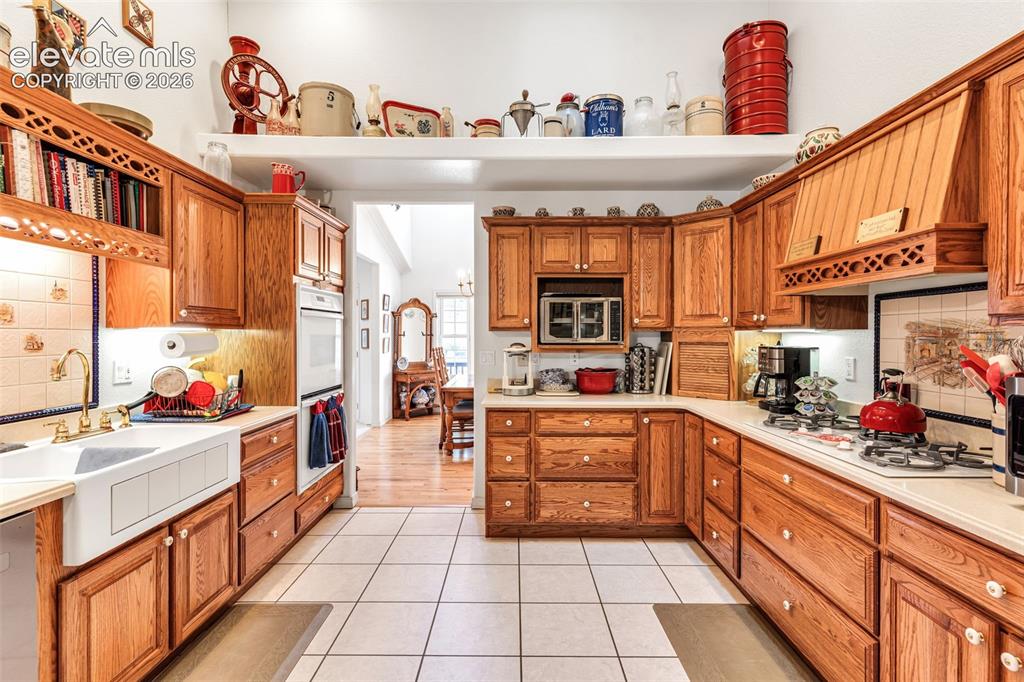 Image 16 of 43: Kitchen