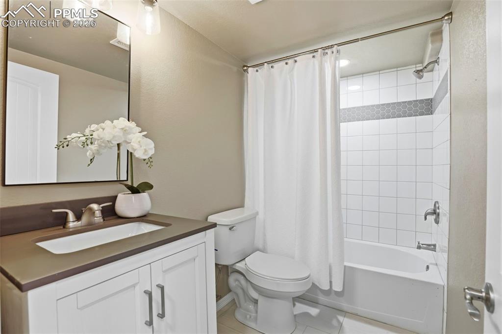 Image 25 of 38: Bathroom