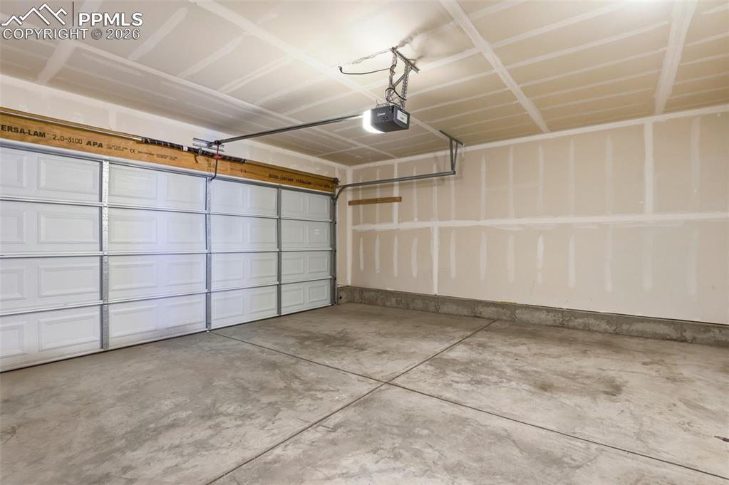 Image 29 of 38: Garage