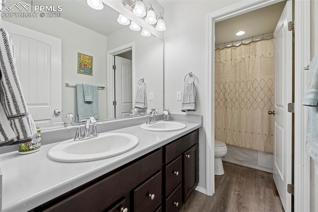 Image 24 of 41: Bathroom