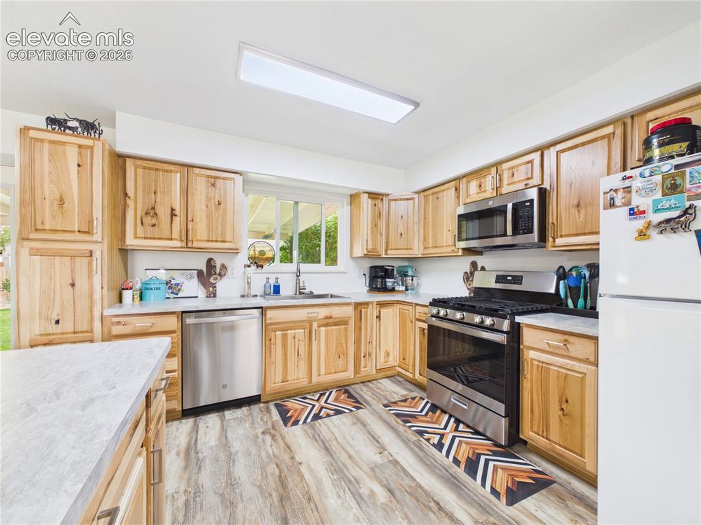Image 14 of 41: Kitchen