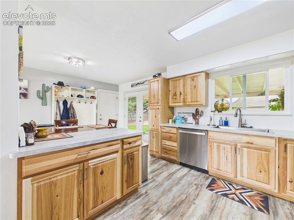 Image 15 of 41: Kitchen