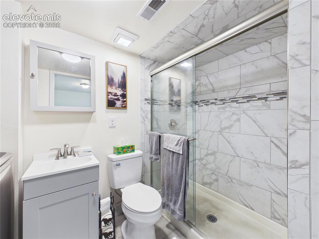 Image 21 of 41: Bathroom