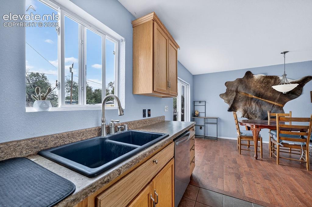 Image 14 of 36: Kitchen