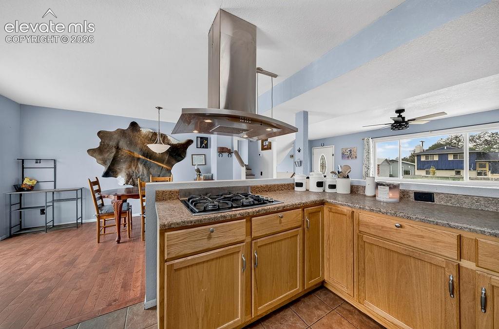 Image 15 of 36: Kitchen