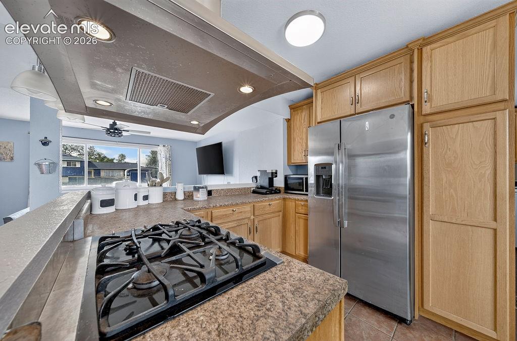 Image 16 of 36: Kitchen