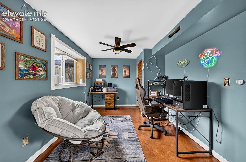 Image 19 of 36: Office