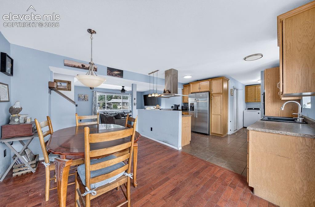 Image 8 of 36: Dining Area