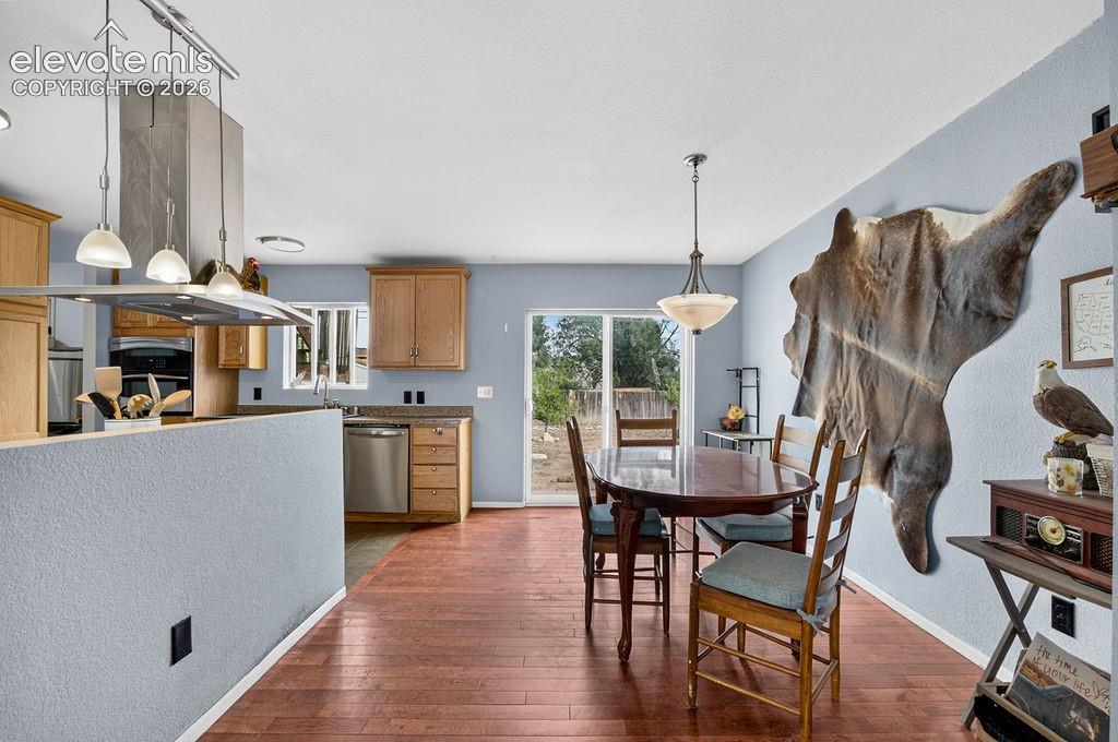 Image 9 of 36: Dining Area