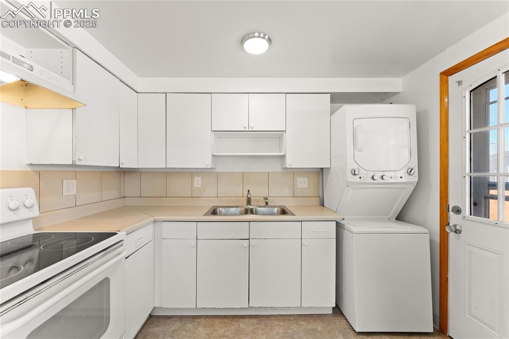 Image 12 of 35: Kitchen