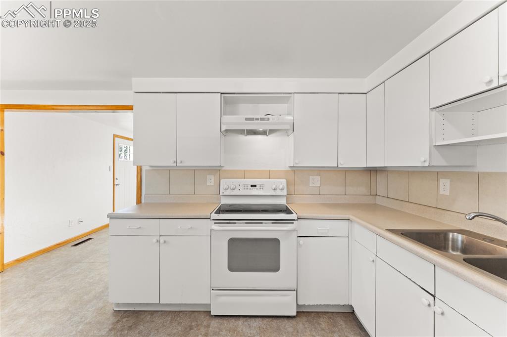 Image 14 of 35: Kitchen