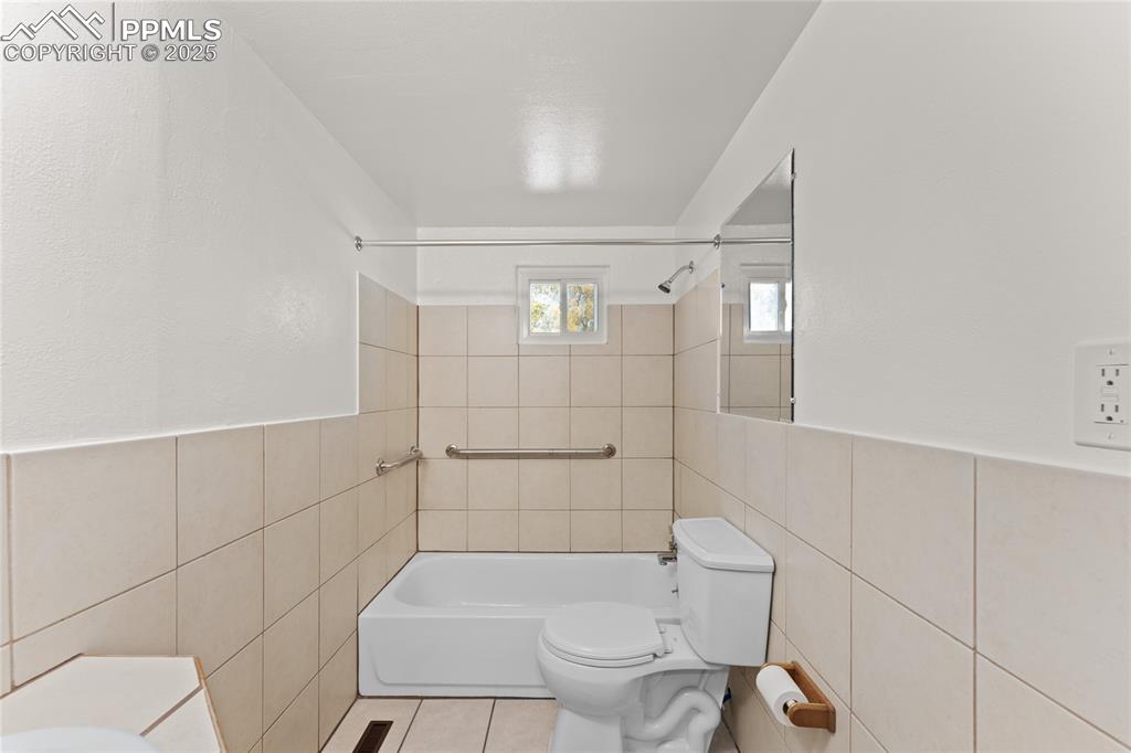 Image 22 of 35: Bathroom