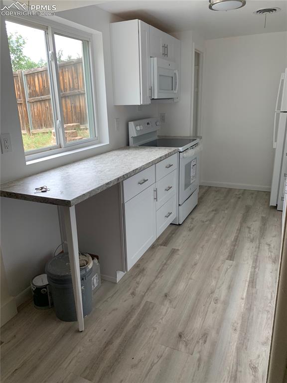 Image 26 of 35: Kitchen