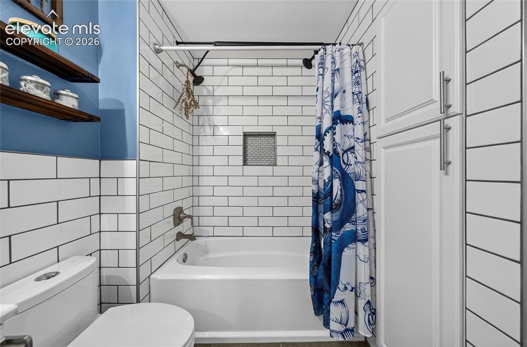 Image 17 of 43: Bathroom