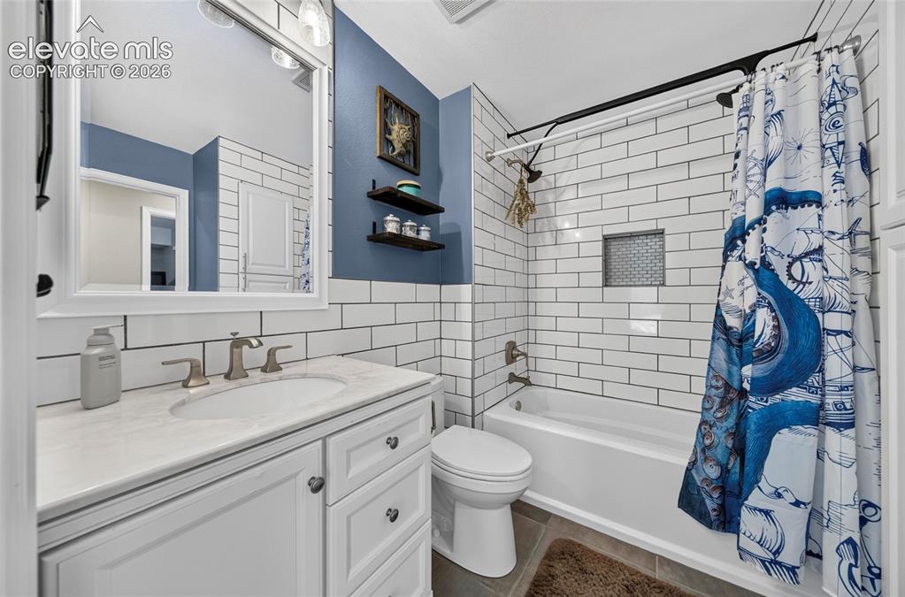Image 18 of 43: Bathroom