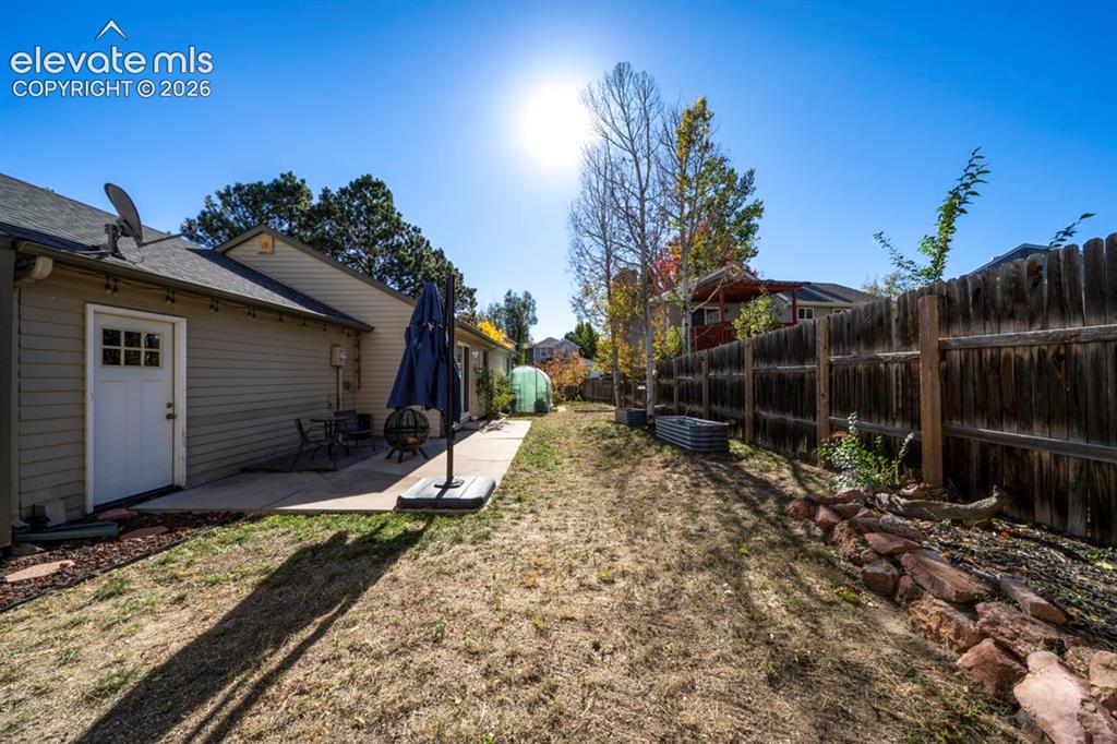 Image 40 of 43: Yard