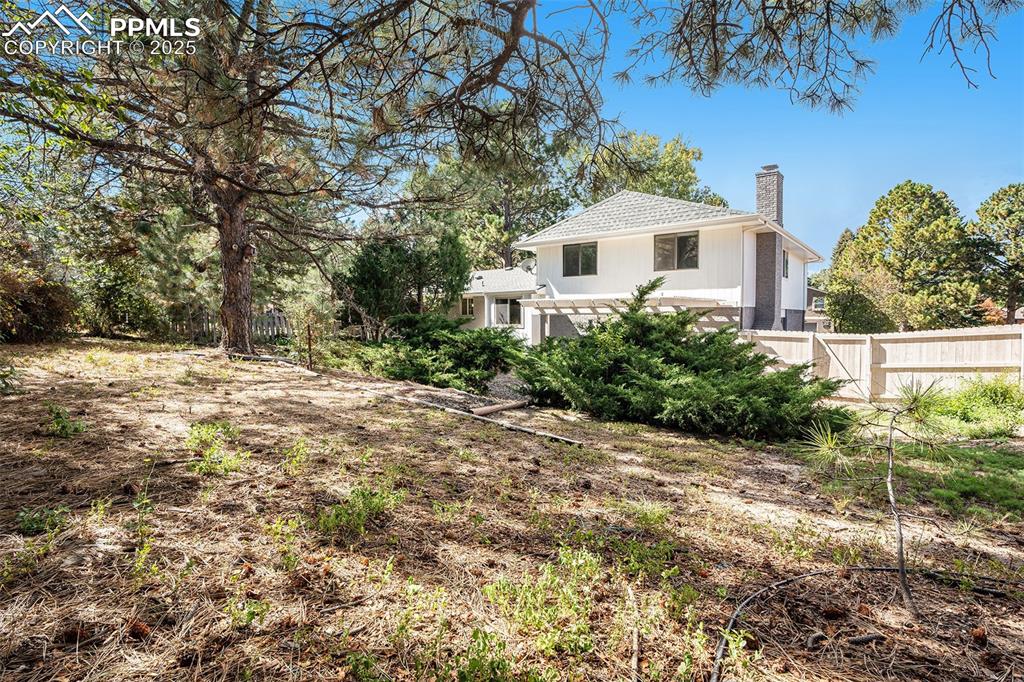 Image 26 of 30: Back of Structure