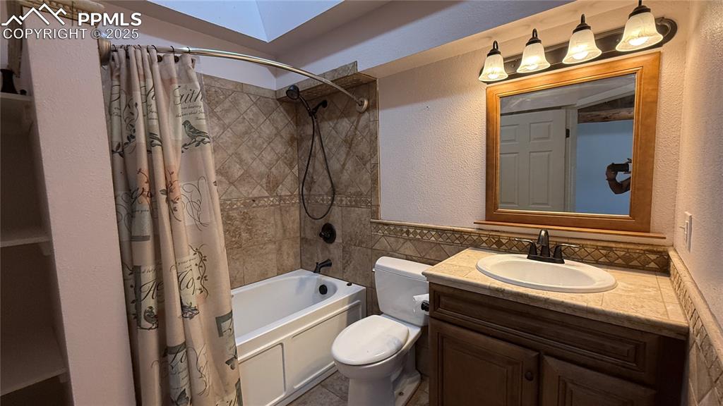 Image 15 of 50: Bathroom