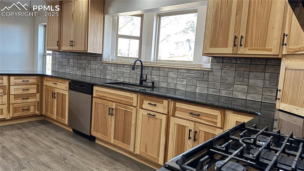 Image 9 of 50: Kitchen