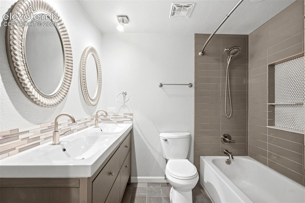 Image 19 of 38: Bathroom