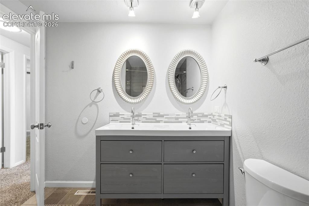 Image 20 of 38: Bathroom
