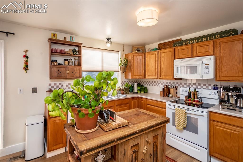 Image 10 of 47: Kitchen