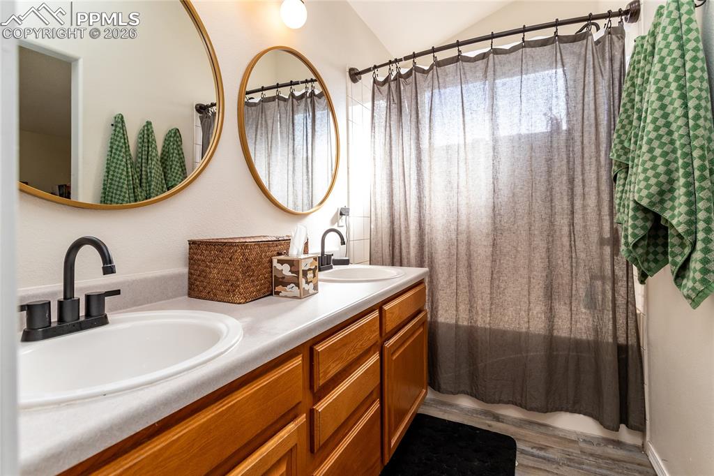 Image 22 of 47: Master Bath