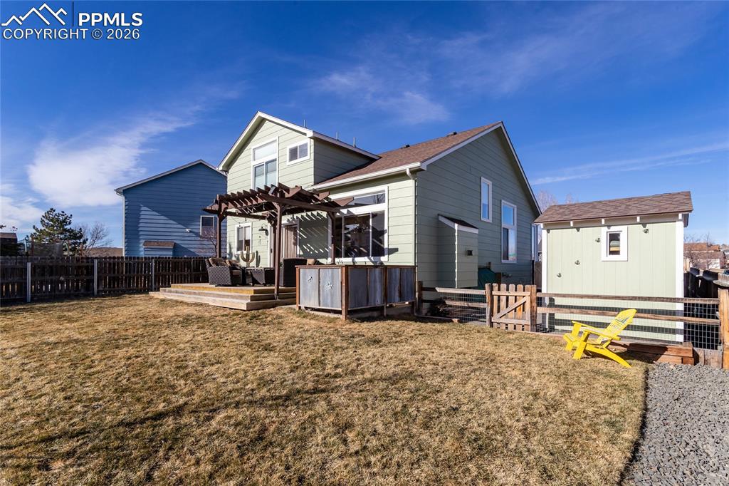 Image 32 of 47: Yard