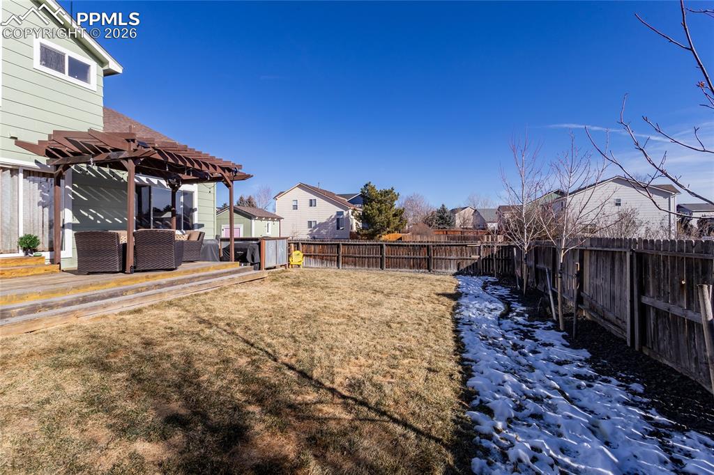 Image 34 of 47: Yard