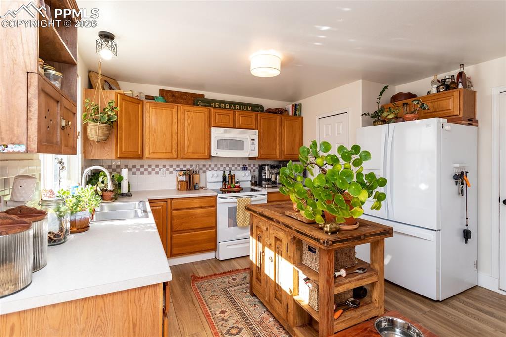 Image 8 of 47: Warm kitchen