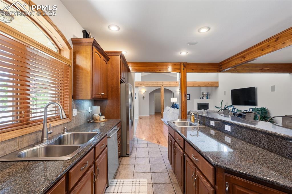 Image 15 of 50: Kitchen