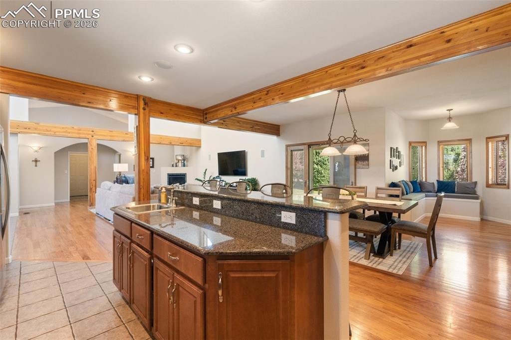 Image 16 of 50: Kitchen