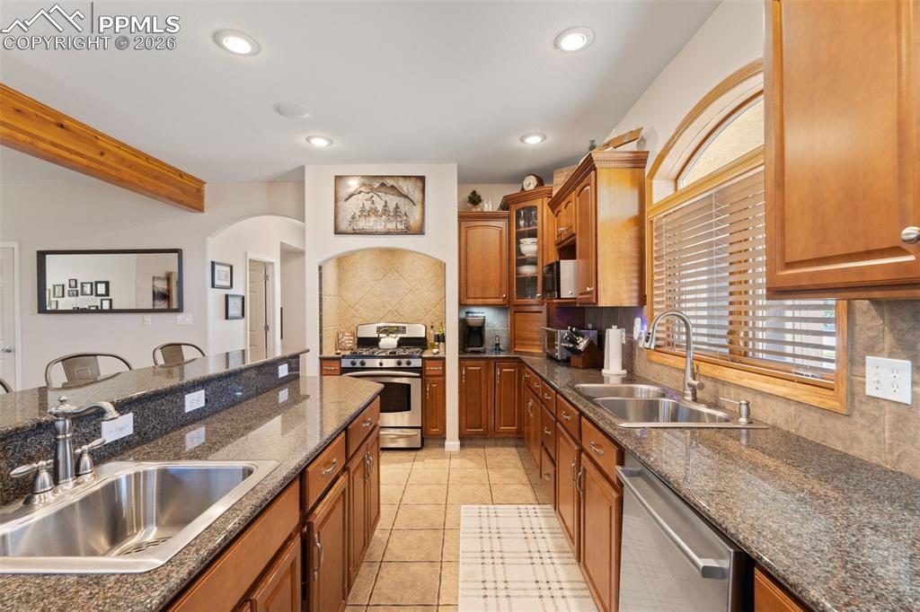 Image 17 of 50: Kitchen