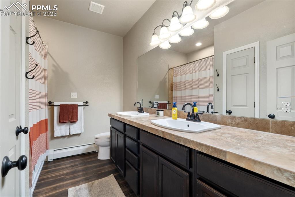 Image 25 of 50: Bathroom