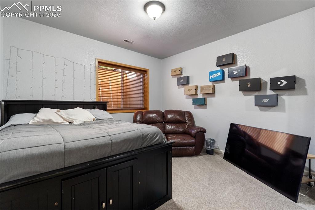 Image 26 of 50: Bedroom