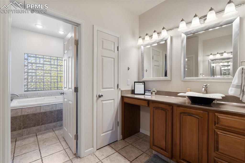 Image 30 of 50: Bathroom