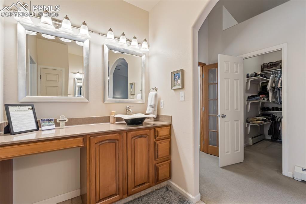 Image 32 of 50: Bathroom