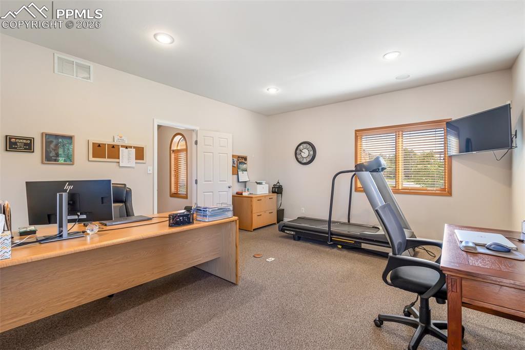 Image 38 of 50: Office