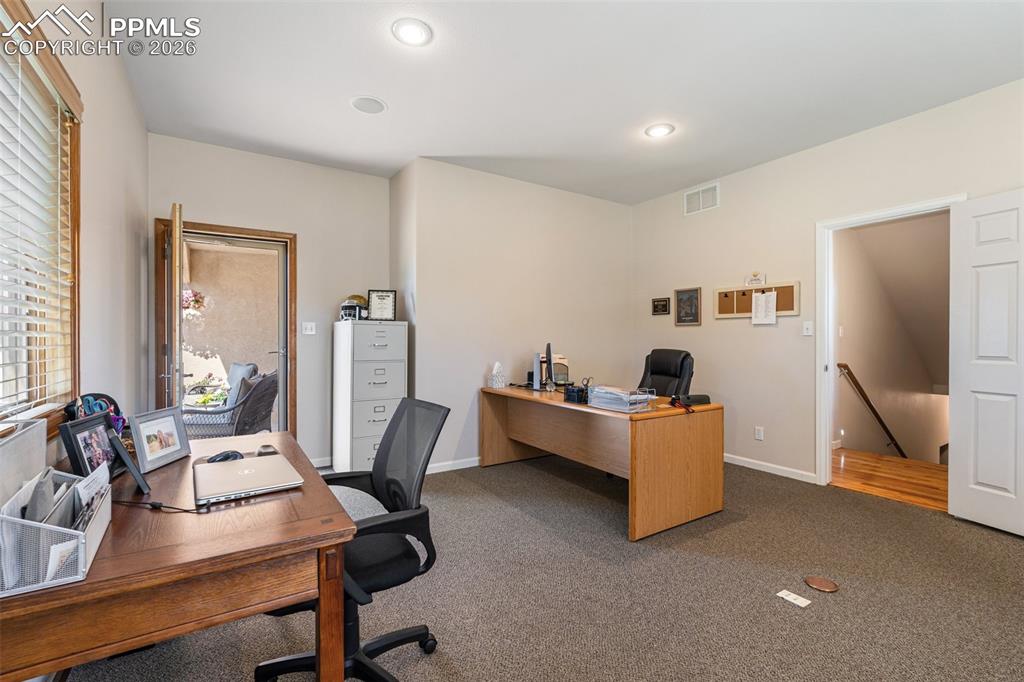 Image 39 of 50: Office